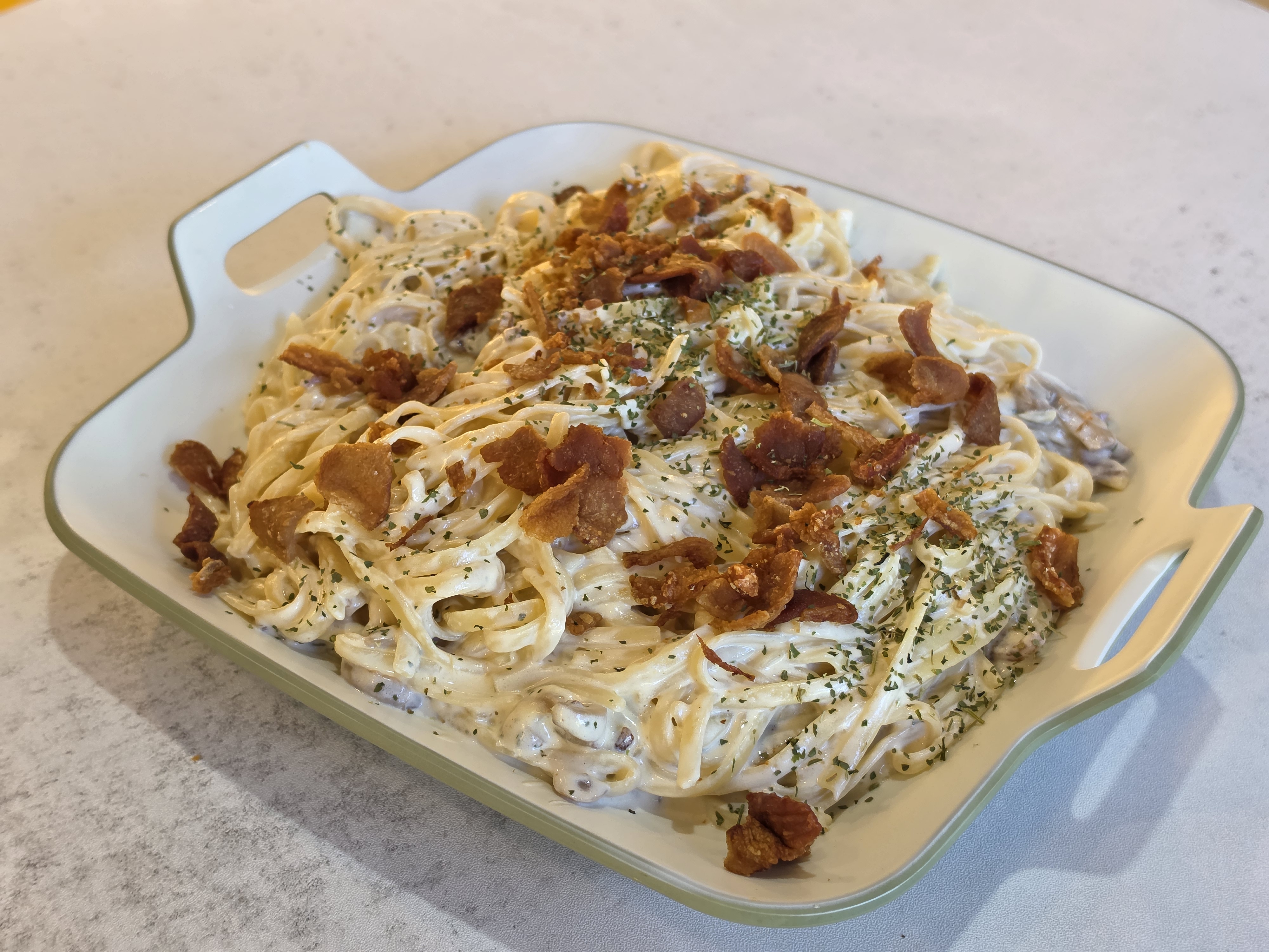 Fettuccine creamy bacon and mushroom carbonara para amigos