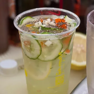 Zesty sparkling leh-muhn